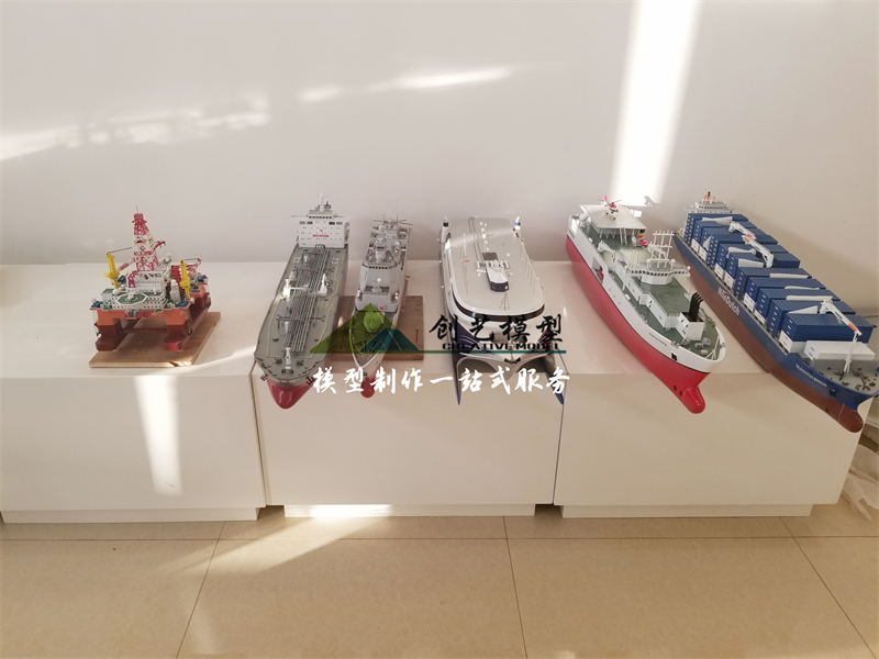 ”海峽號“船舶模型